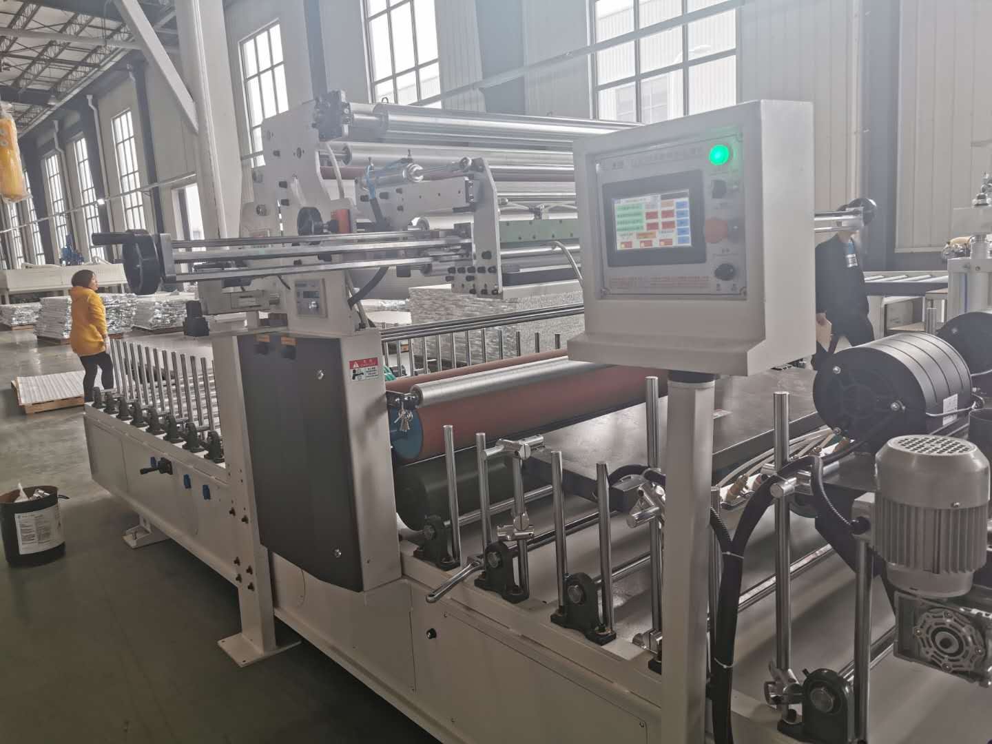 Profile wrapping machine running a fluted panel
